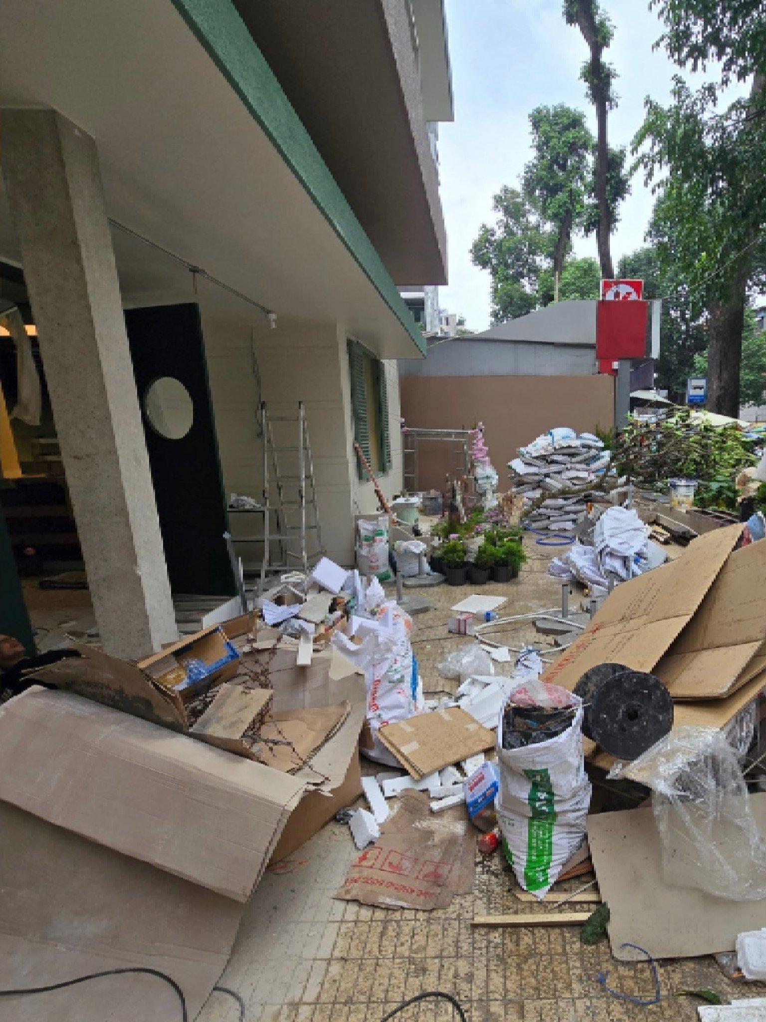 bên ngoài công trình trước khi vệ sinh