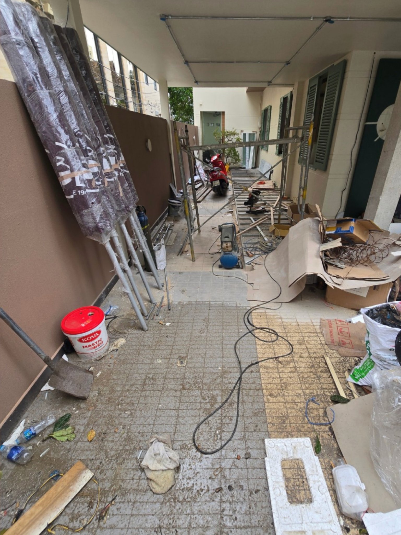 lối đi sau thi công nhiều rác xây dựng