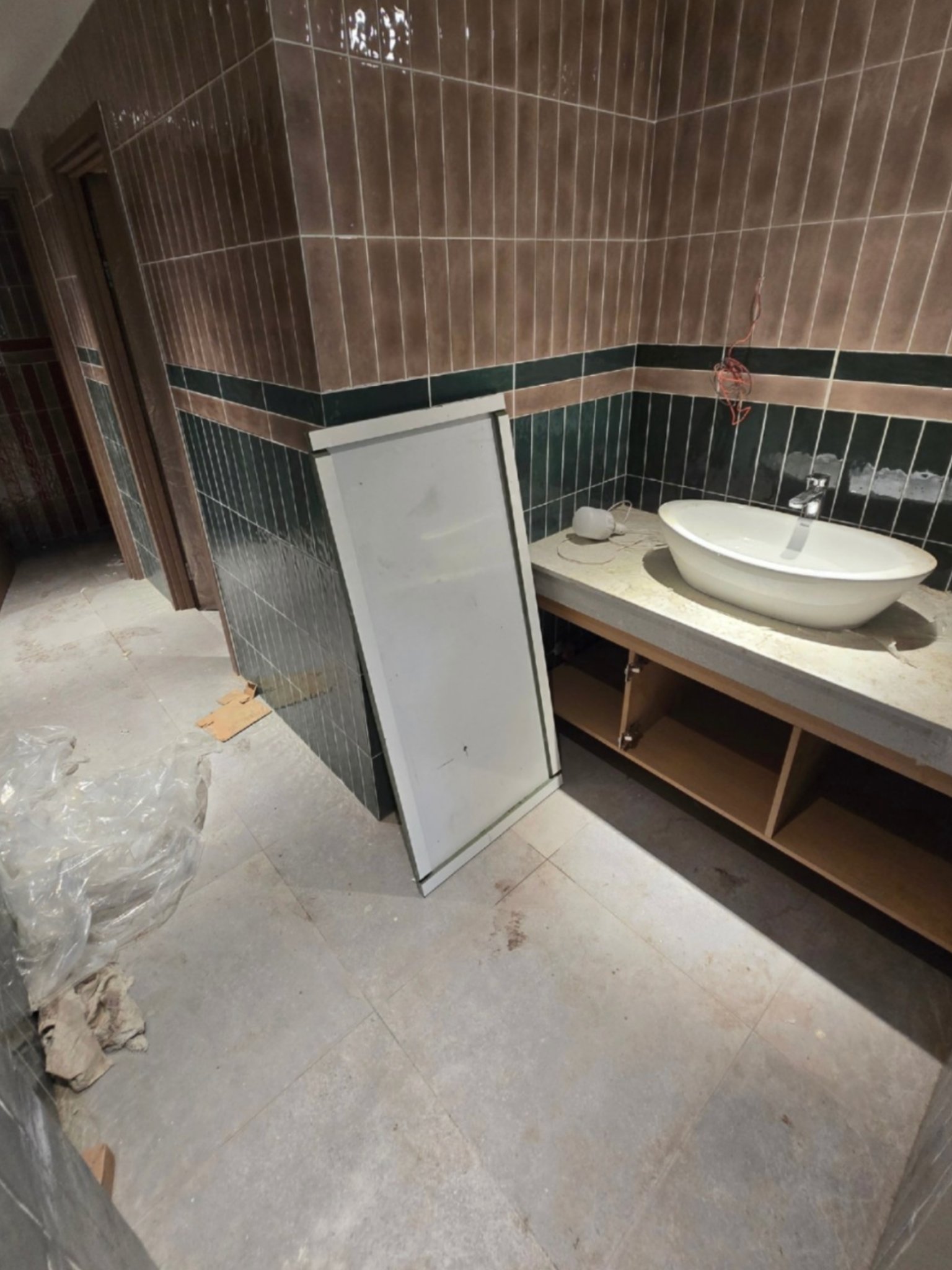 nha-ve-sinh-sau-khi-thi-cong