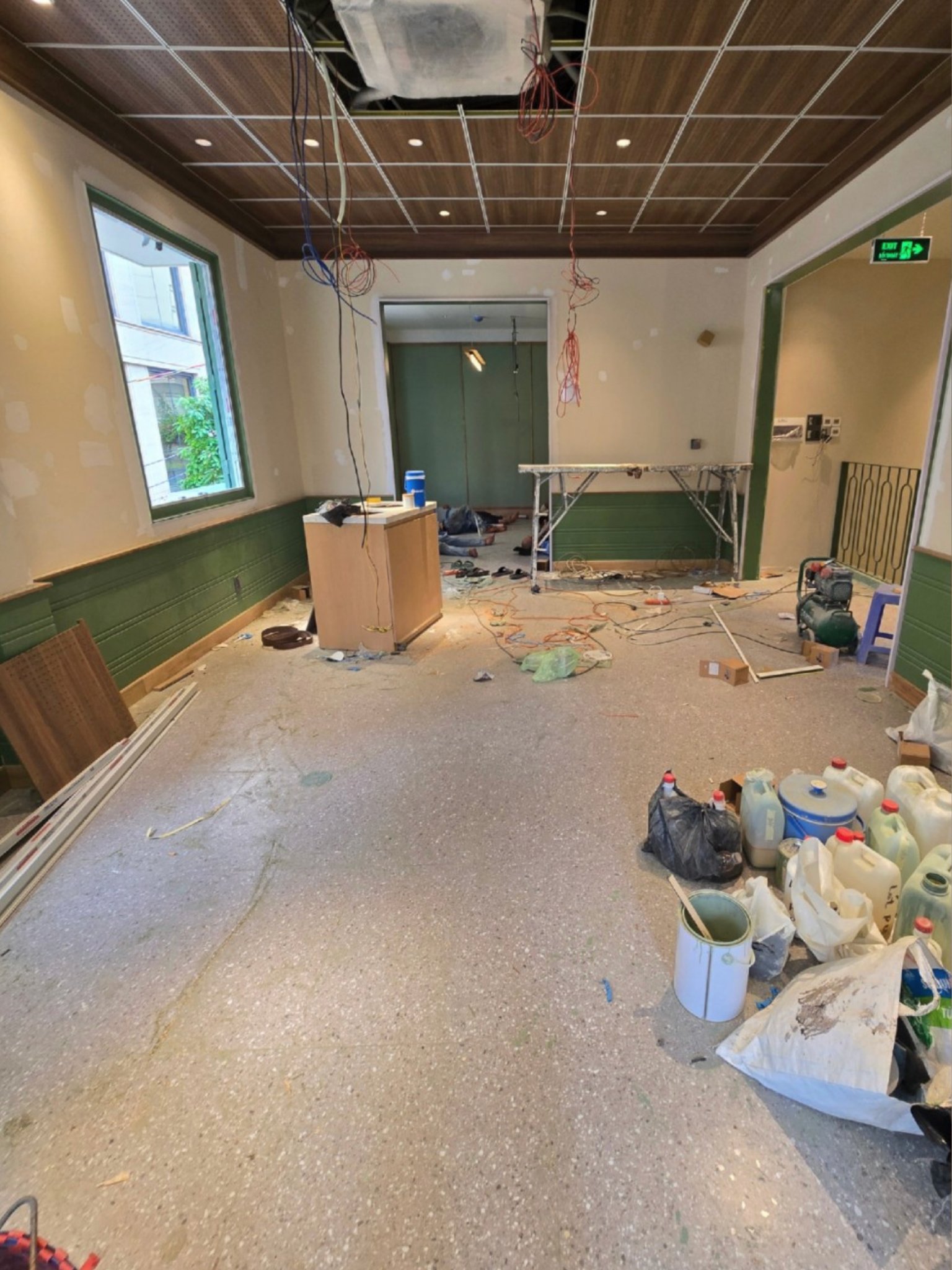 quán cafe đang thi công bừa bộn